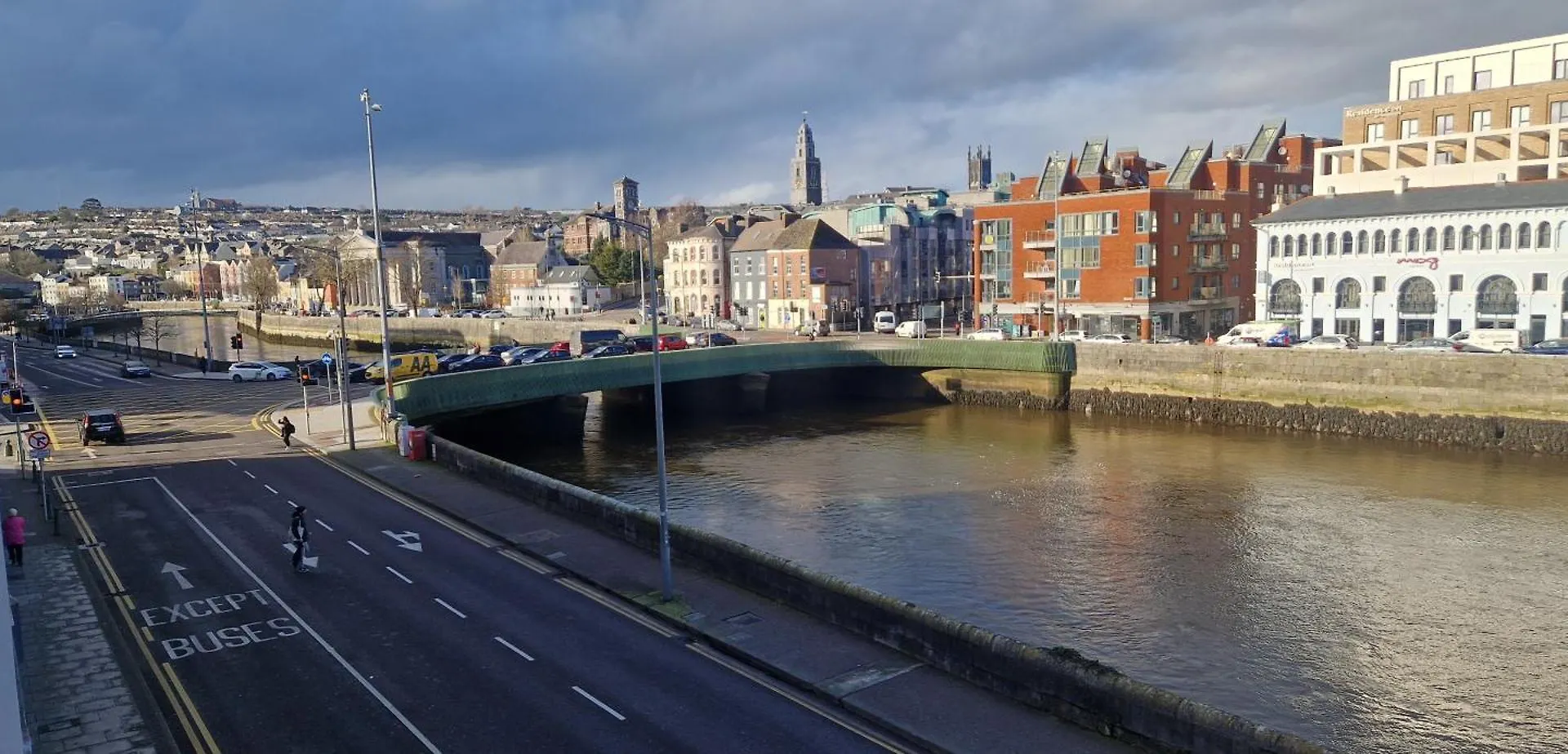 Spacious Riverside 2Bd Mid City - Above Bar&Venue Cork Irlandia